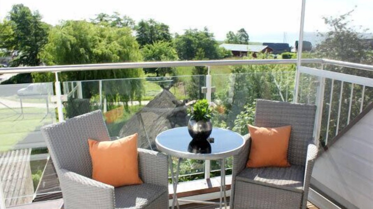 Althagen Apartment | Ferienwohnung mit Boddenblick und 2 Balkonen, Direkt am Ahrenshooper Hafen