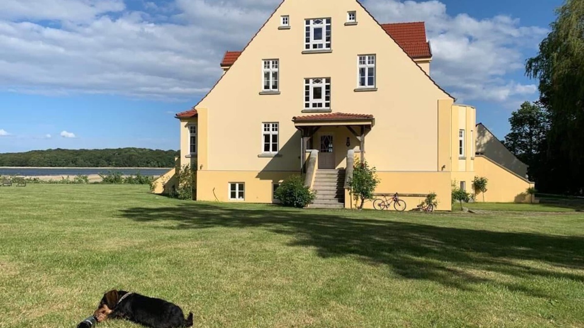 Grubnow Apartment | Ferienwohnung 1 direkt am Wasser im Gut Grubnow Rügen