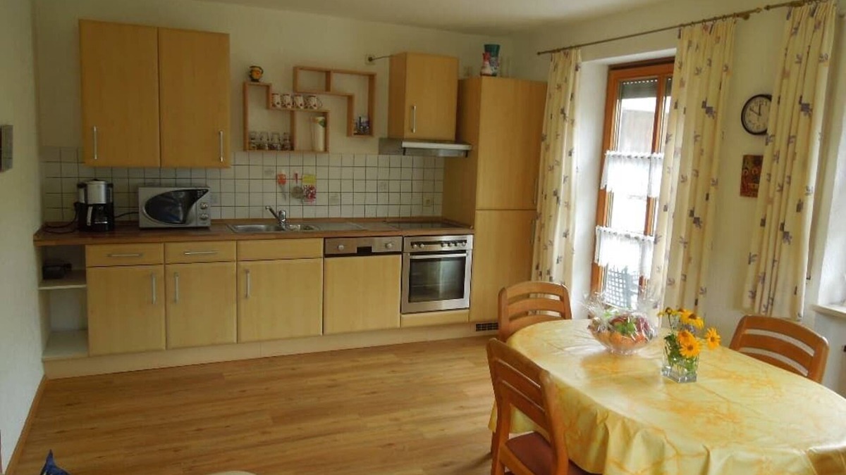 Neunburg vorm Wald Apartment | Ferienwohnung mit Grillmöglichkeit in Garten und viele Tiere am Hof für die Kinder