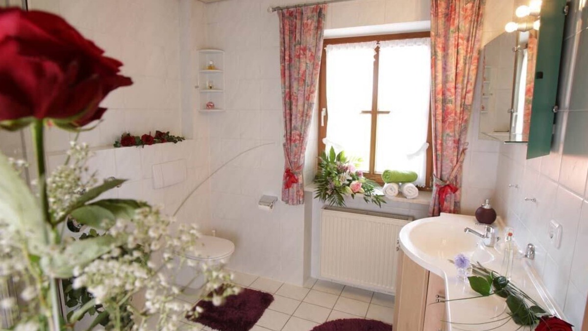 Anger Apartment | Ferienwohnung 1 Hochstaufen, 60qm OG, 2 Schlafräume, Wohnraum m. Küchenzeile,Dusche/WC,Balkon,Sat-TV,WLAN max 5 Personen