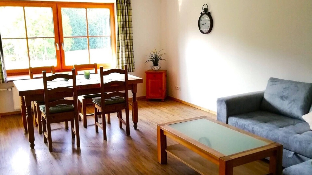 Siegsdorf Apartment | Ferienwohnung 100qm, Balkon, 2 Schlafzimmer, Wohnzimmer, Badewanne, Bergblick, Wlan, max 4 Pers