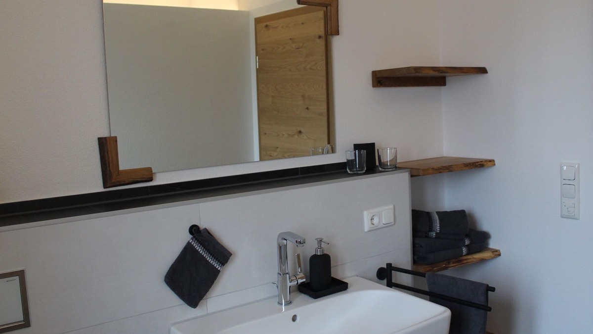 Bad Endorf Apartment | Ferienwohnung an der Jodquelle, 38 qm Obergeschoss, 1 Separates Schlafzimmer