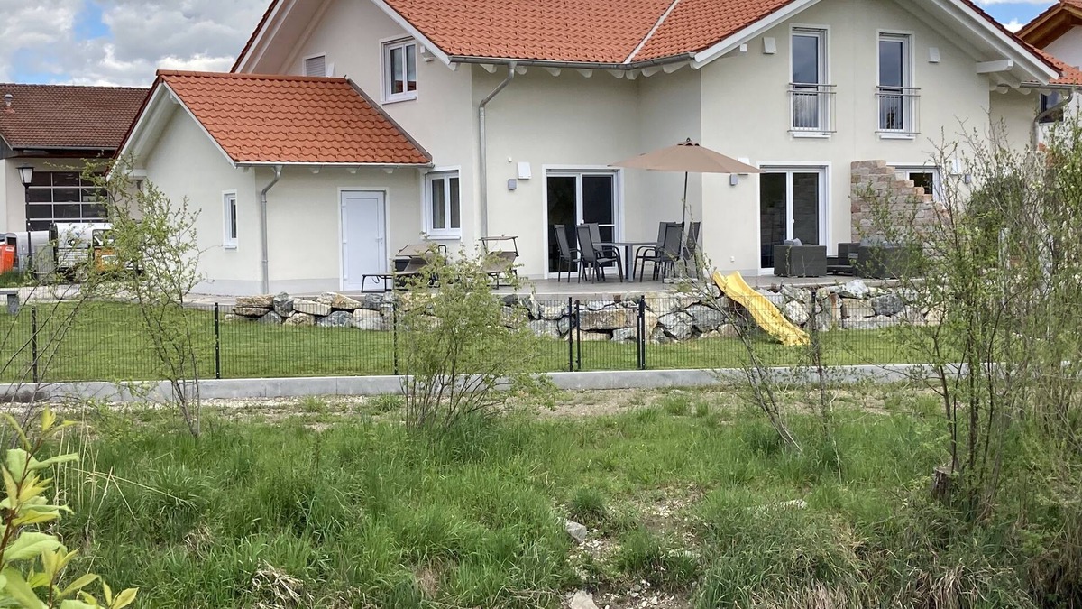 Oberhausen Apartment | Ferienwohnung an der Ach mit Großer Terrasse und Garten