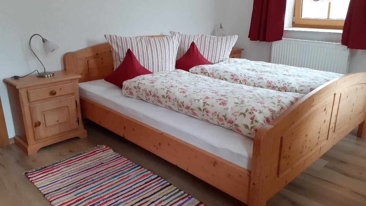 Grafenau Apartment | Ferienwohnung auf dem Bauernhof - zwei Schlafzimmer - Kinderland Bayerischer Wald