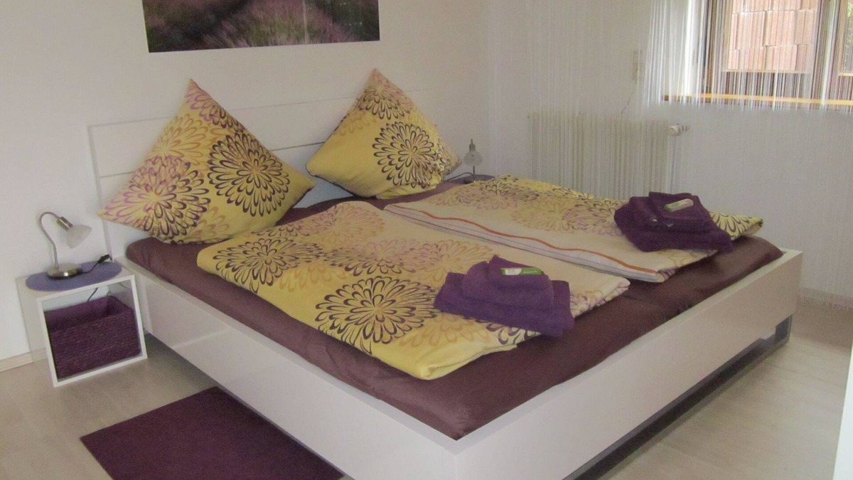 Moessingen Apartment | Ferienwohnung Bambusgarten, 60qm mit Terrasse und 1 Schlafzimmer für max. 2 Personen