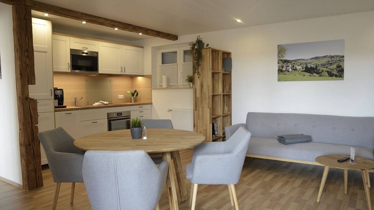 Todtnauberg Apartment | Ferienwohnung Bergnescht 2 Typ B, 50qm, ein Schlafzimmer, ein Wohn-/Schlafzimmer, Küche und Kachelofen