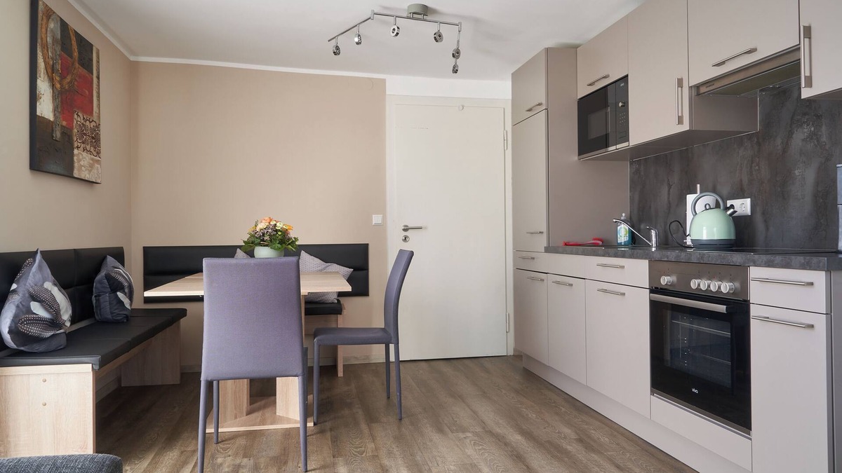 Guenzburg Apartment | Ferienwohnung Blüte mit Balkon