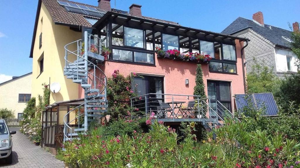 Kirchenlamitz Apartment | Ferienwohnung Blütentraum