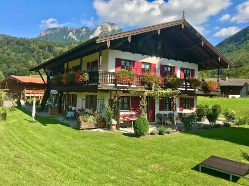 Windshausen Apartment | Ferienwohnung Dräxl Garten und Bergblick