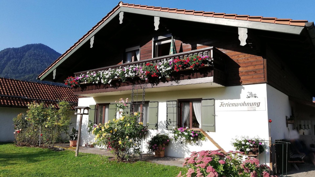 Grashof Apartment | Ferienwohnung Emilia mit Bergblick nach Westen