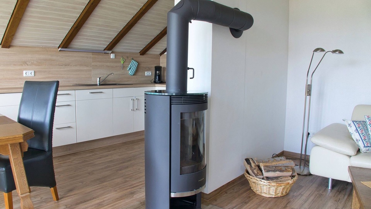 Fladungen Apartment | Ferienwohnung für bis zu Drei Personen mit Kachelofen und Balkon
