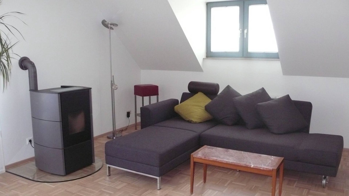 Altengronau Apartment | Ferienwohnung in Ehemaliger Bank, 100 qm, Schlafzimmer, Leseraum mit Bettcouch, Balkon, Max. für 3 Personen