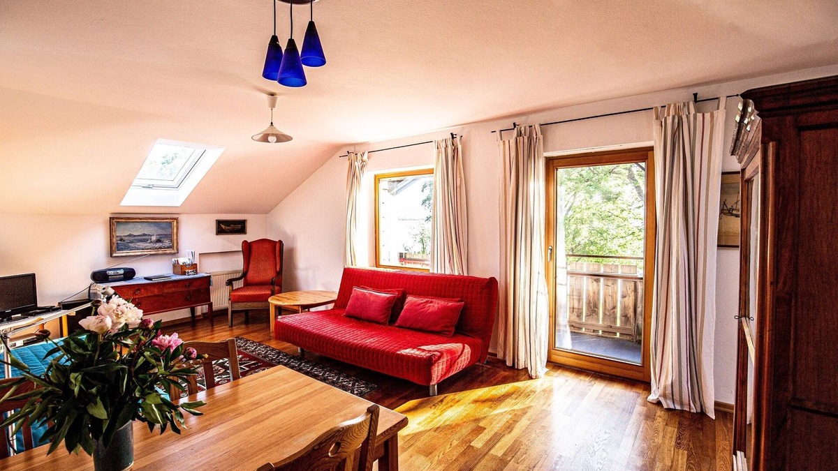 Chieming Apartment | Ferienwohnung "Inselblick" 64qm mit 1 Schlafzimmer und grossem Balkon mit See- und Bergblick