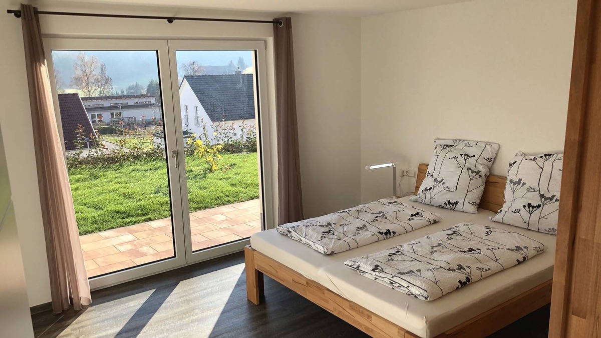 Biederbach Apartment | Ferienwohnung Kapellenblick 1, 85qm, zwei Schlafzimmer, Wohnzimmer, Terrasse und WLAN