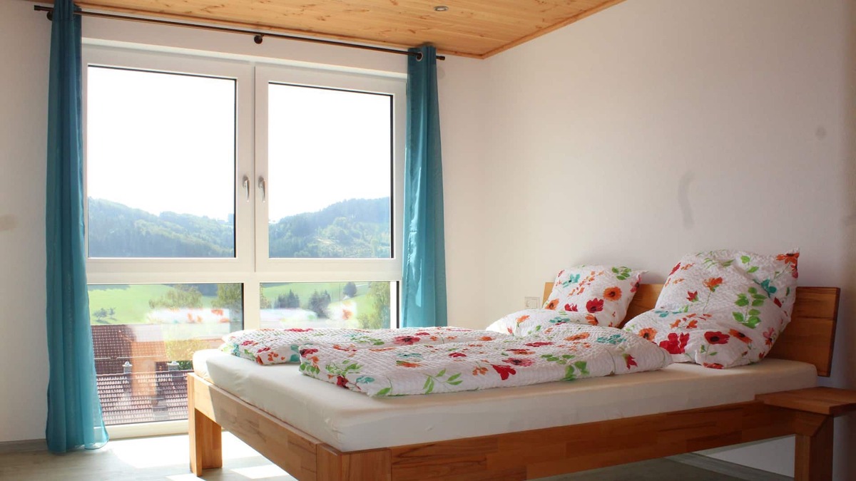 Biederbach Apartment | Ferienwohnung Kapellenblick, 85qm, mit Dachterrasse und WLAN