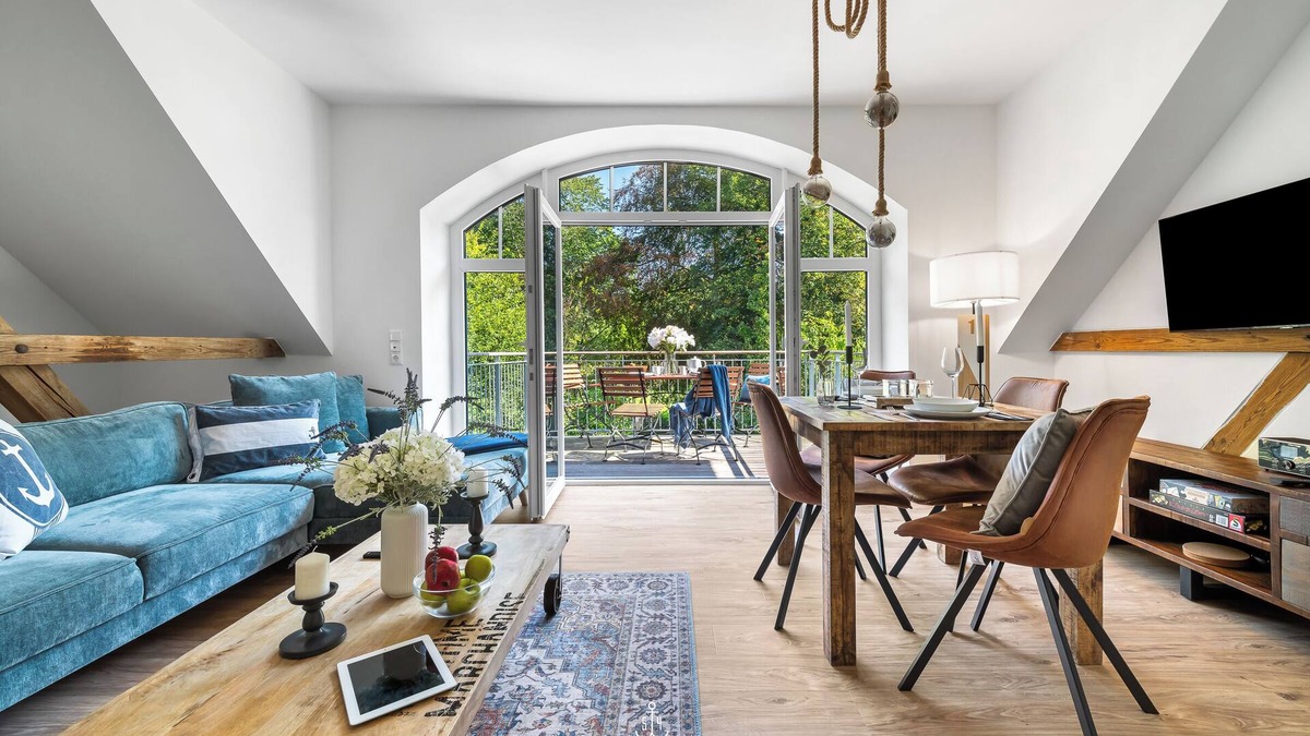 Hedwigenkoog Apartment | Ferienwohnung Krabbe mit Balkon, Schlafzimmer und Moderner Einrichtung