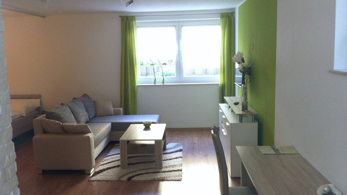 Dettingen an der Erms Apartment | Ferienwohnung mit 48qm, 1 Schlafzimmer, 1 Wohn-/Schlafraum, für maximal 2 Erwachsene + 1 Kind