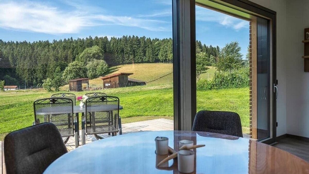 Georgenberg Apartment | Ferienwohnung mit Barrierefreier Dusche und Terrasse mit Blick auf Hirschgehege