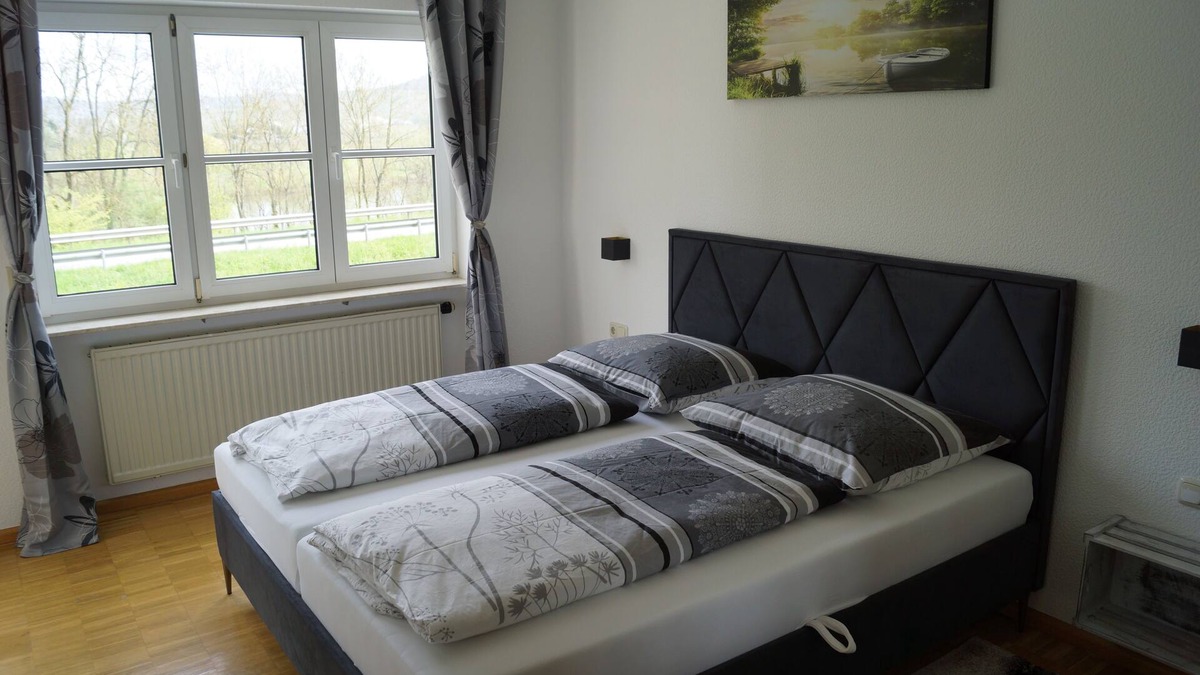 Thornich Apartment | Ferienwohnung mit Panoramablick Inmitten von Weinbergen. Haustierfreundlich