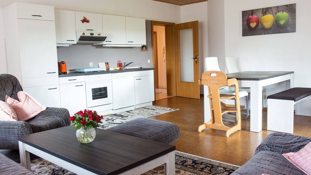Aidenbach Apartment | Ferienwohnung mit schönem, großen Erkerzimmer mit Zugang zum Balkon