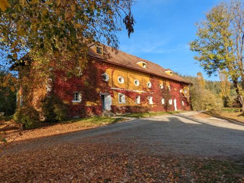 Magdalensberg Apartment | Ferienwohnung Ottmanach Schlosshof