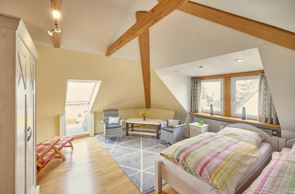 Altenwalde Apartment | Ferienwohnung Raffael 100 qm, 2 große Betten im Wohnzimmer