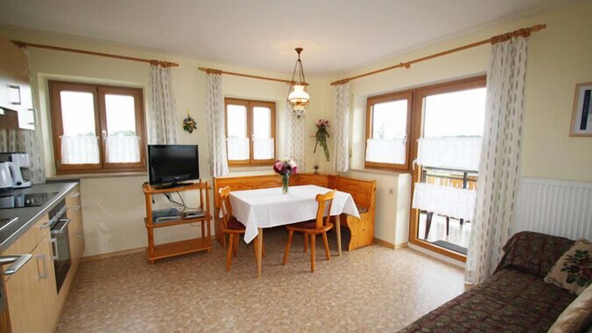 Kirchanschoring Apartment | Ferienwohnung Staufen, 50 qm, 2 Schlafzimmer, 4 Personen, Nichtraucher, Balkon mit Bergblick, Obergeschoß