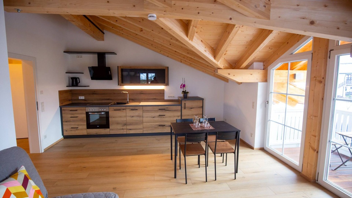 Chieming Apartment | Ferienwohnung Seeblick, 1-4 Pers., 1 Sep. Schlafzimmer, Südbalkon