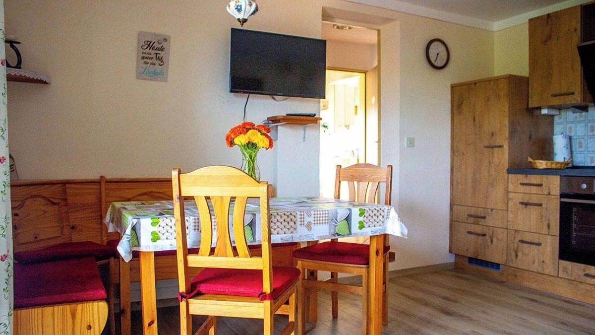 Kirchanschoring Apartment | Ferienwohnung Zwiesel, 50 qm, 2 Schlafzimmer, 4 Personen und Kinderbett, Balkon mit Bergblick, Nichtraucher, Obergeschoß