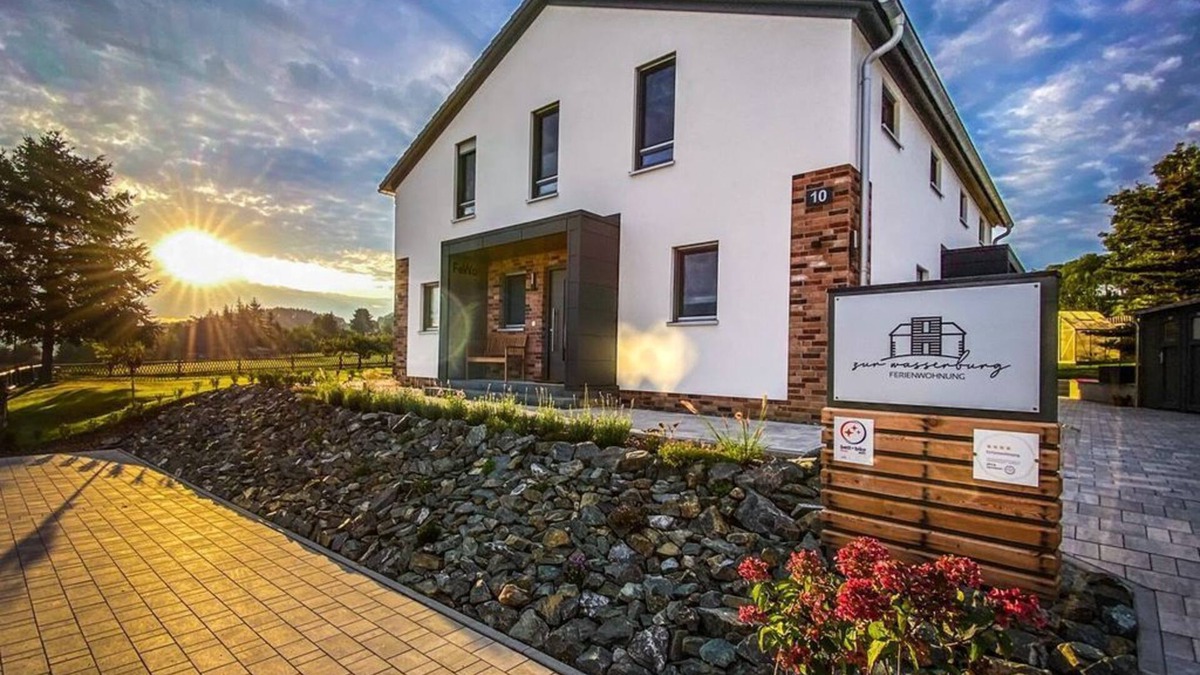 Oelsnitz Apartment | Ferienwohnung Zur Wasserburg - Ferienwohnung mit Seeblick u. Terrasse