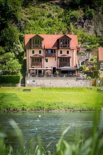 Niederrathen House | Ferienwohnungen Alte Destillerie Rathen