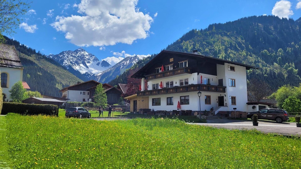 Bichlbach Apartment | Ferienwohnungen Haus Almrausch - Bergsee