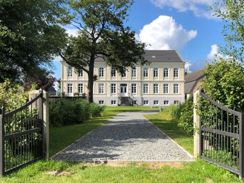 Steinberg House | Ferienwohnungen Herrenhaus Gut Oestergaard