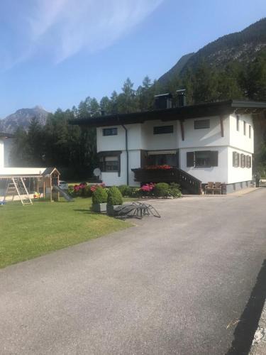 Nassereith Apartment | Ferienwohnungen Schleich