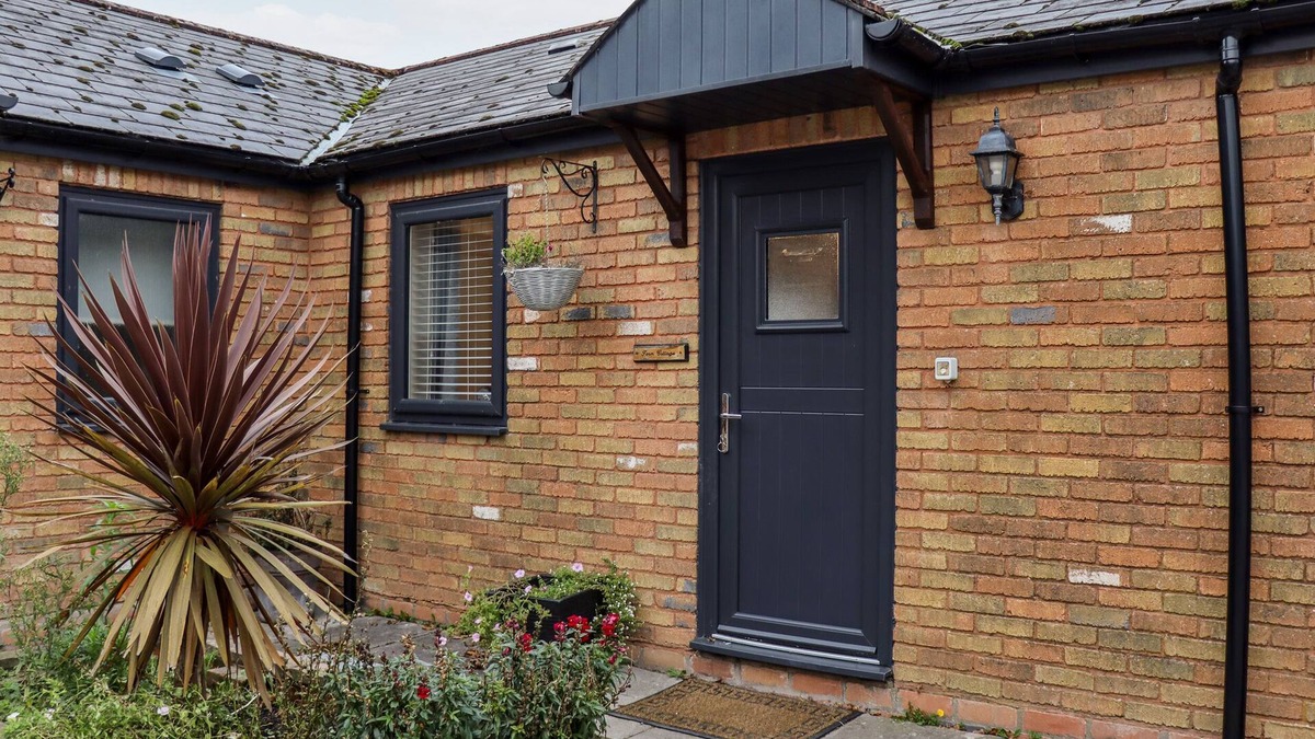 Nantgarw Cottage | FERN COTTAGE, family friendly, with a garden in St Brides-Super-Ely
