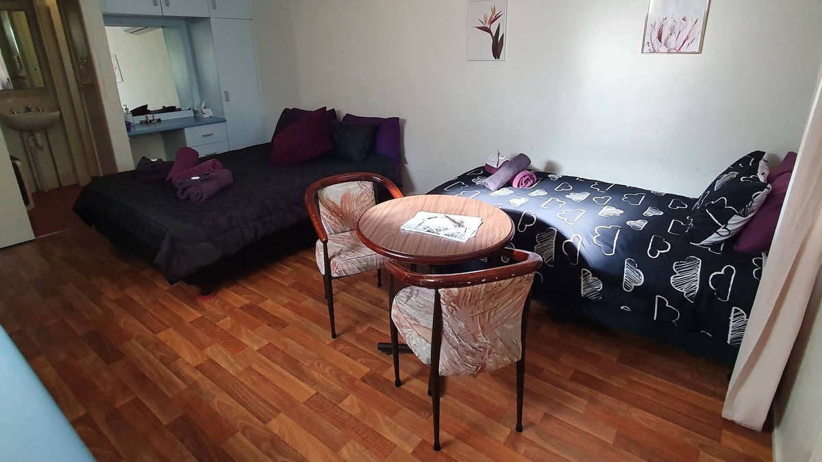 Horse Creek Cabin | Fern's Miners Rest Cabin 2, Queen bed plus single, Large Bath, A/C, pet friendly