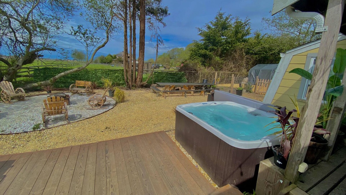 Ferndale House | Ferndale Retreat! Entertaining house with Hot-tub, back yard, & BBQ.