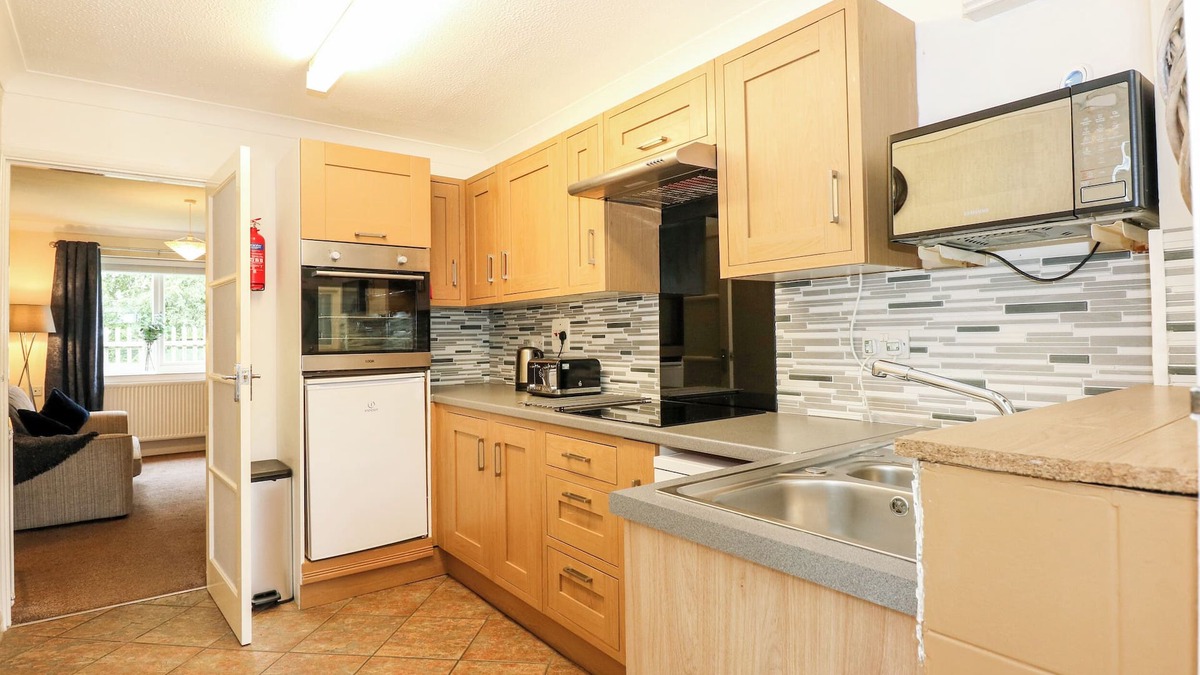 Wisbech Cottage | FERNLEIGH VILLA ANNEXE, pet friendly, with pool in Upwell