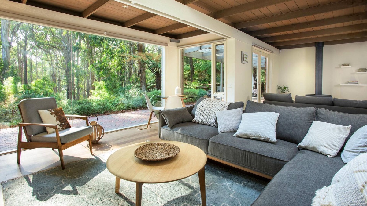 Kalorama House | Fernview On Falls - This three-bedroom house is filled with light and surrounded by tall trees, and native gardens.
