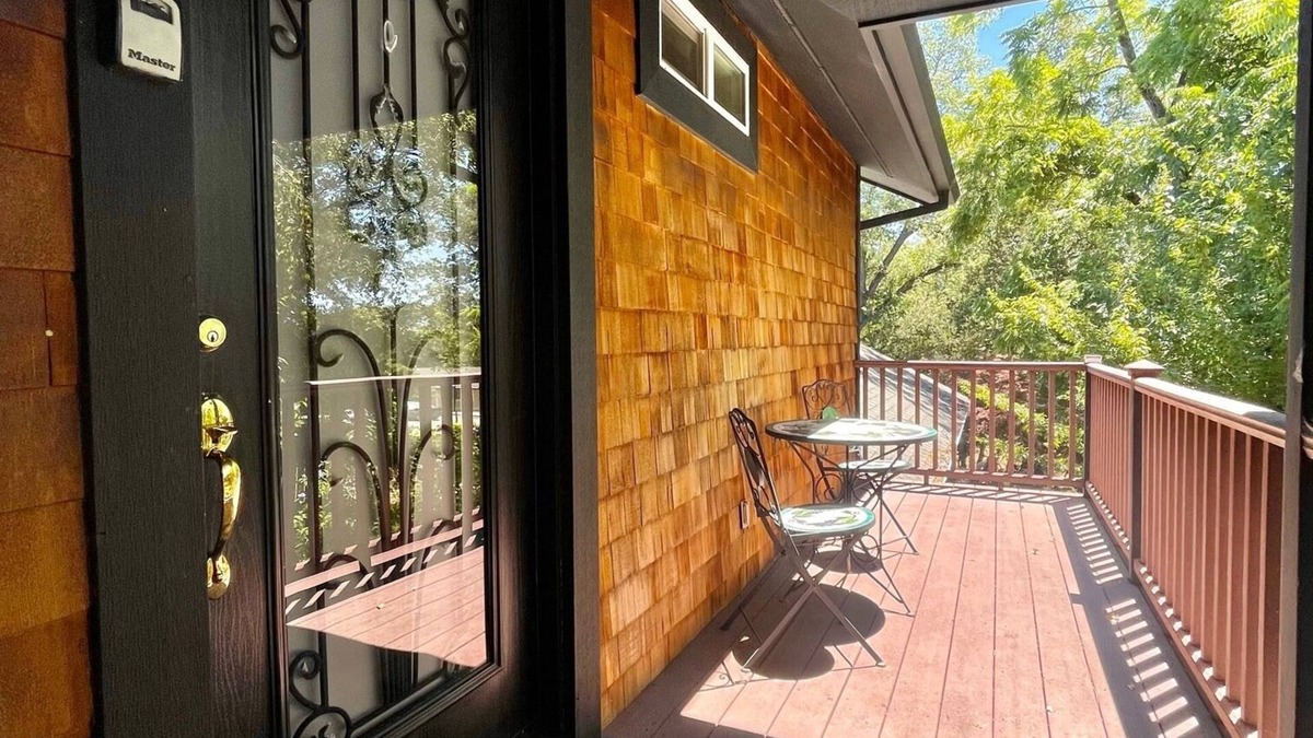 Jackson Apartment | Ferrari House 1BD Hideaway Apartment