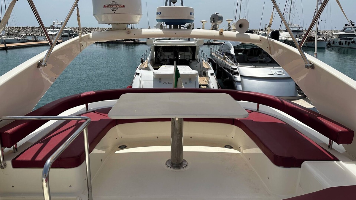 Magazzeno Boat Rental | Ferretti 620 Yacht