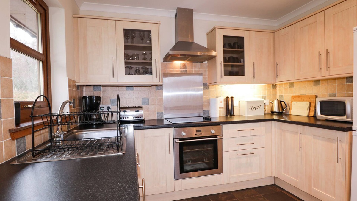 Roybridge Cottage | FERSIT LOG COTTAGE, pet friendly, with hot tub in Spean Bridge