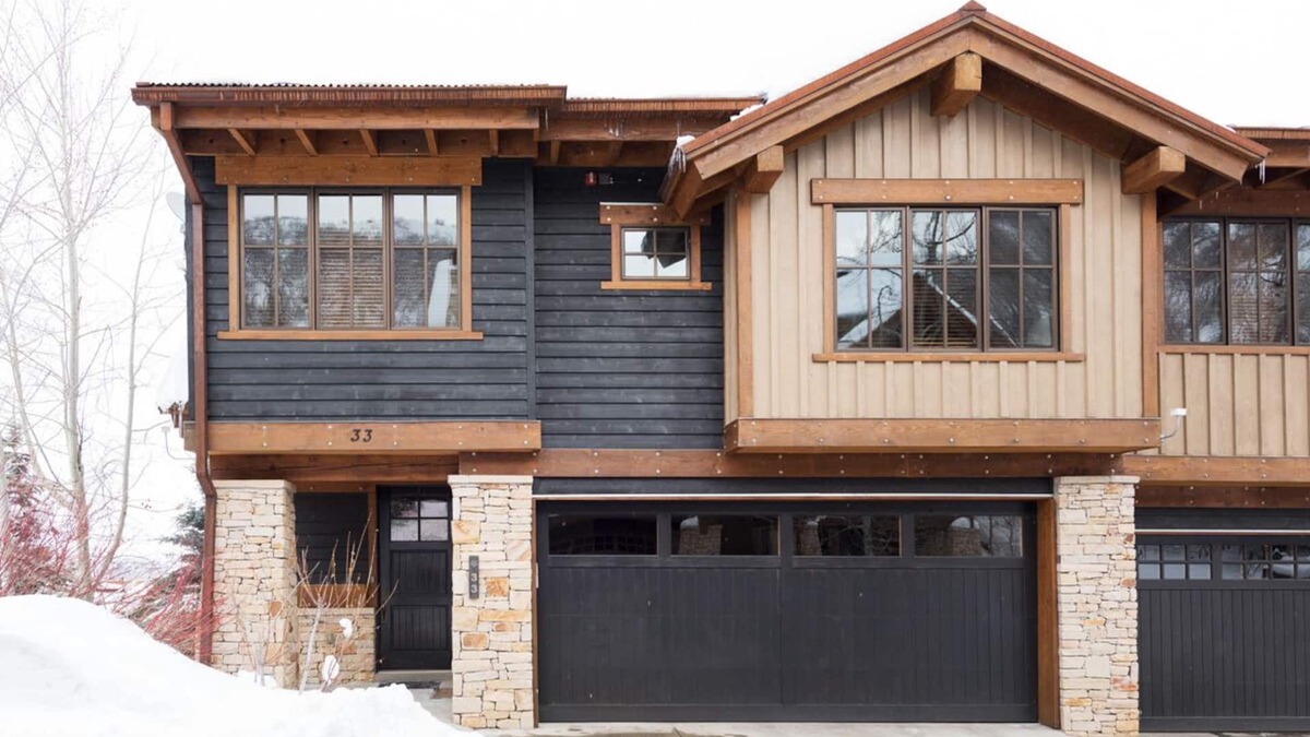 North Park City Cottage | Festive Dates Open! Cottage with Ski-in/Ski-out Access, Fireplace and Hot Tub!