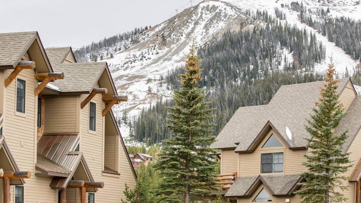 Saddle Ridge House | Festive Stays Available! Saddle Ridge Townhome with easy Ski-in/Ski out access and Hot tub