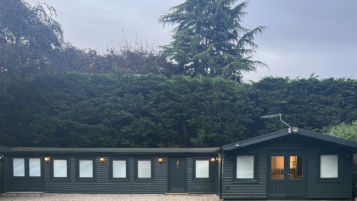 Ockbrook Cabin | Few minutes from NEC & B’ham airport, cosy log cabin self catering sleeps 4