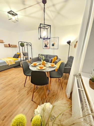 Bad Apartment | Fewo Honey, ganze Ferienwohnung mit 3 Schlafzimmern, Waschmaschine,Businesswohnung, Monteurzimmer