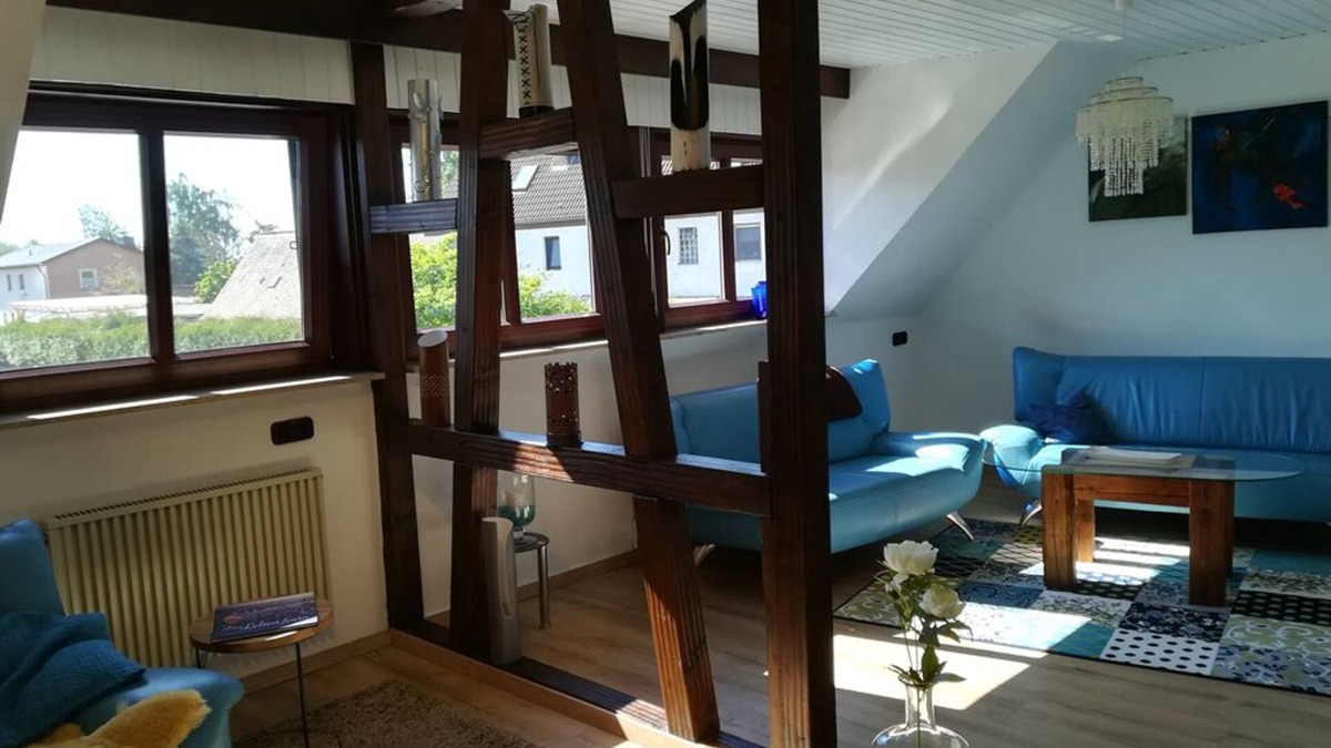 Merkendorf Apartment | FeWo mit Bildern von heimischen Künstlern, Balkon und WLAN