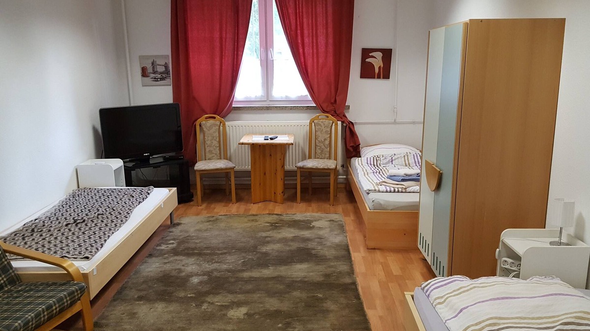 Neubeeren House | FEWO-NEUBEEREN 2 (2 rooms, 7 single beds)
