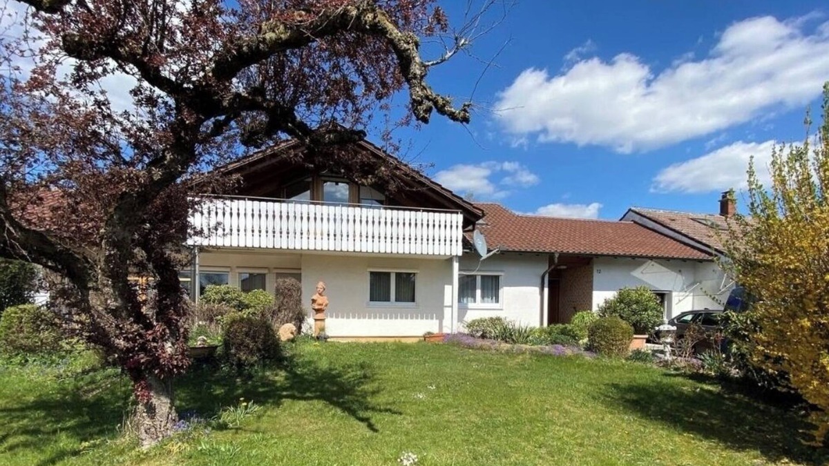 Bad Waldsee Apartment | FeWo339 - Cozy vacation apartment with large south-facing balcony. Pet friendly!