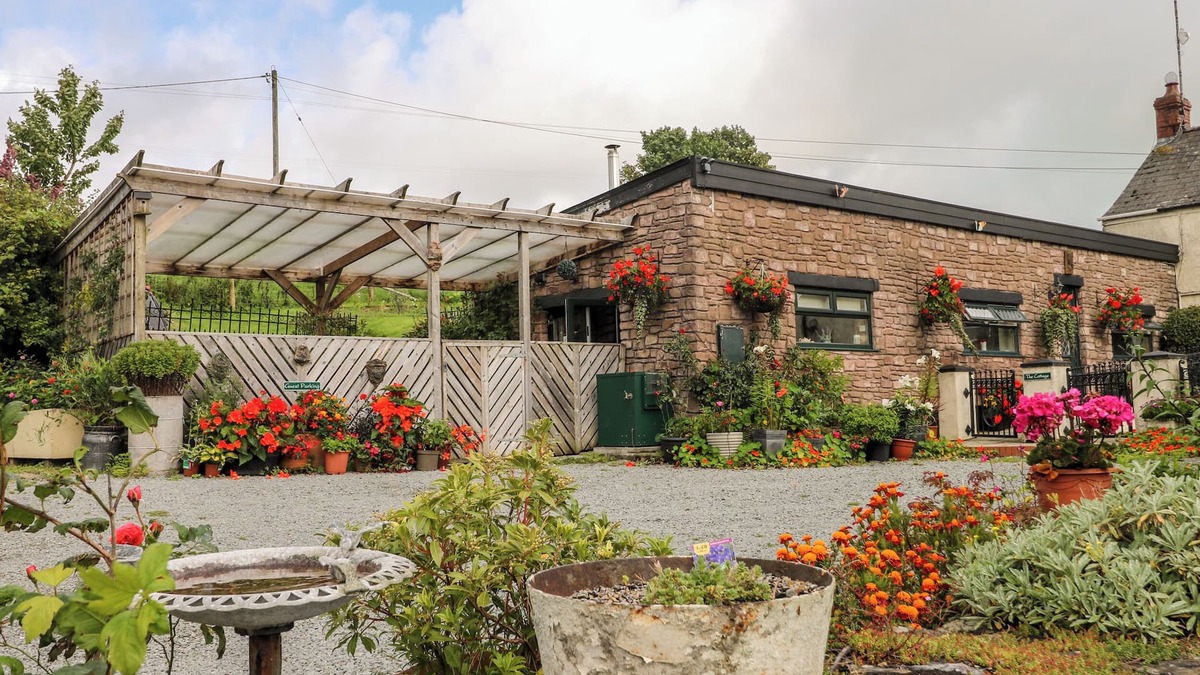 Llangynin Cottage | FFYNNONLWYD COTTAGE, family friendly, with hot tub in St Clears